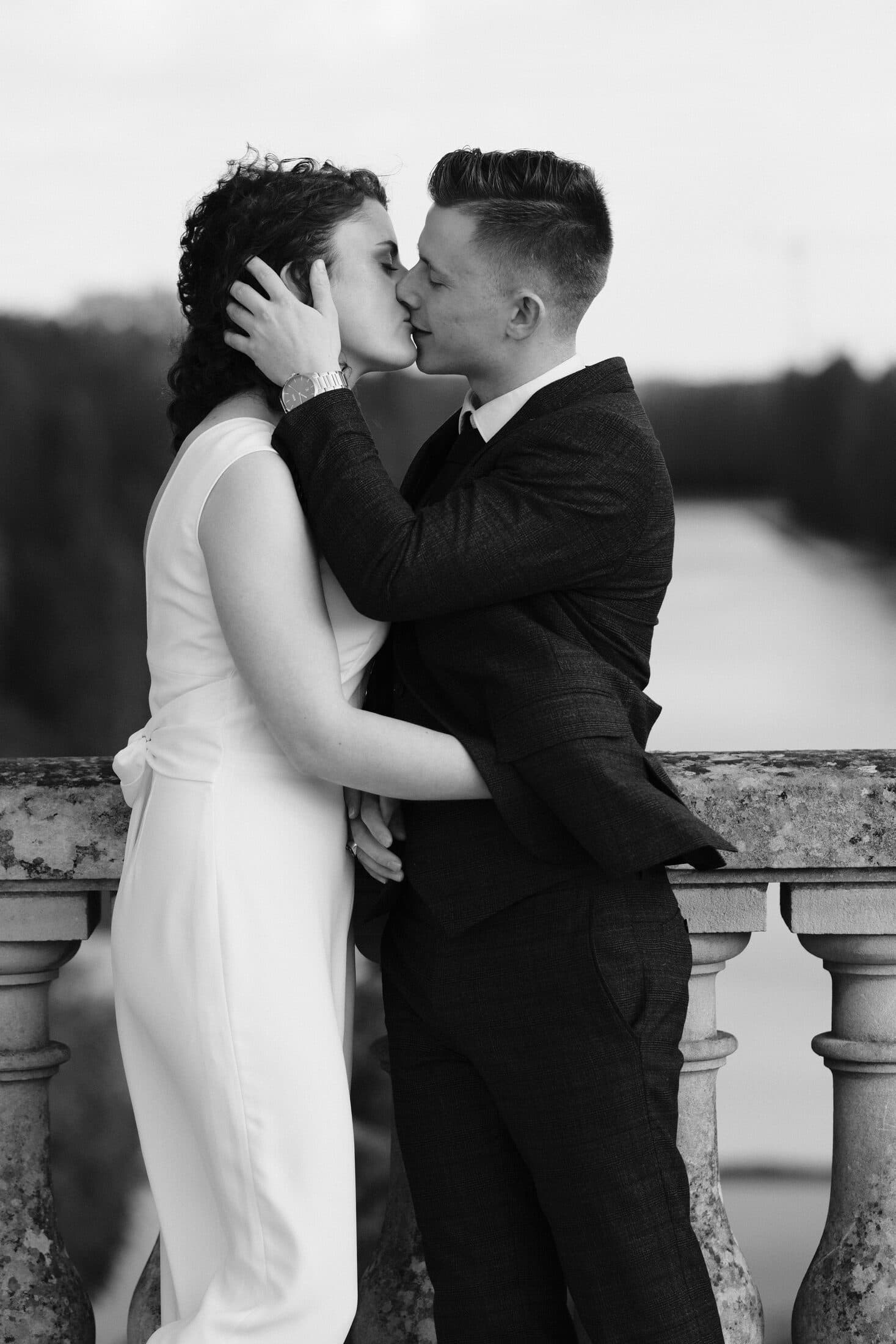 Mariage — les mariés s'embrassant sur un pont de pierre
