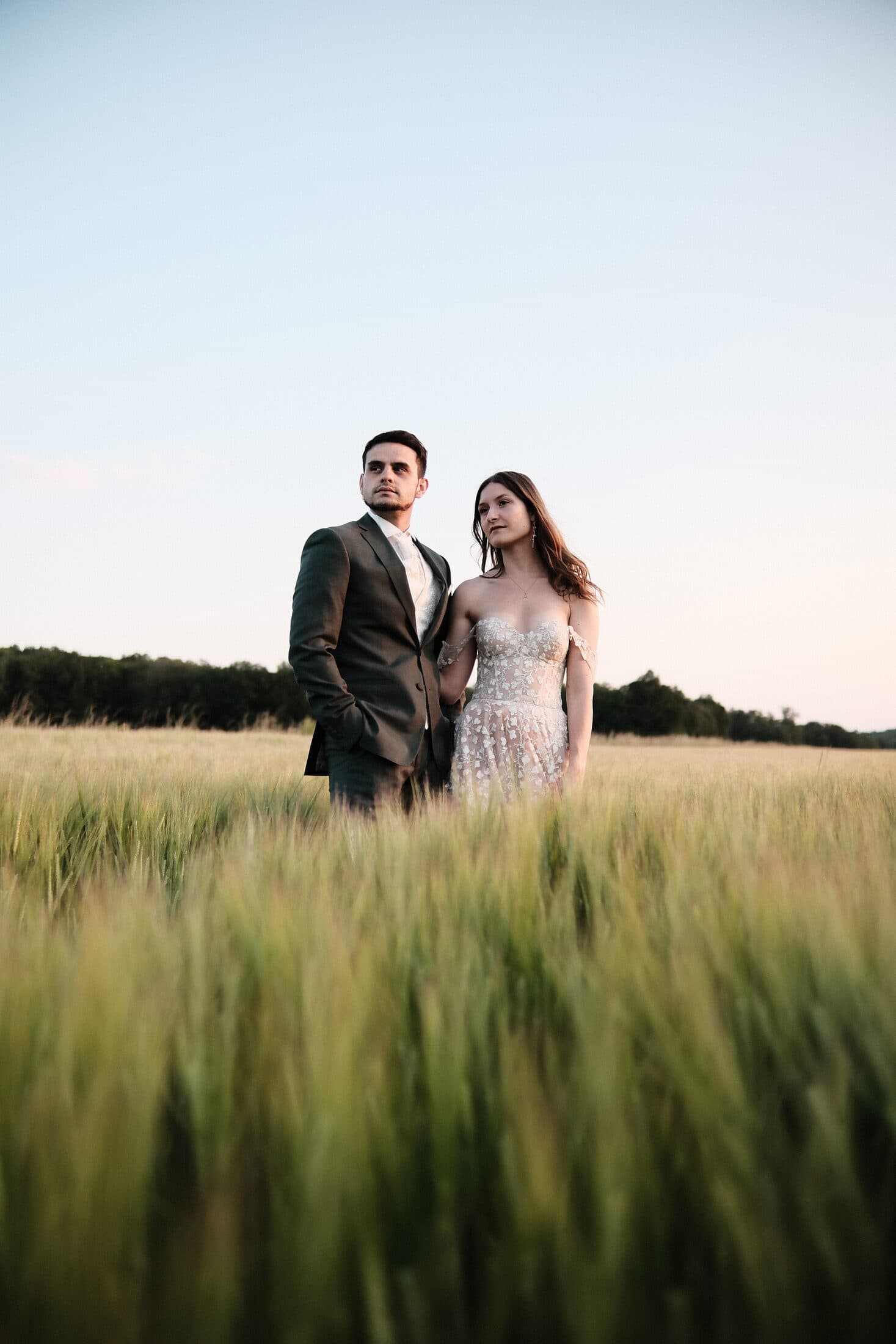 Mariage — la mariée, joyeuse, bras levés au vent