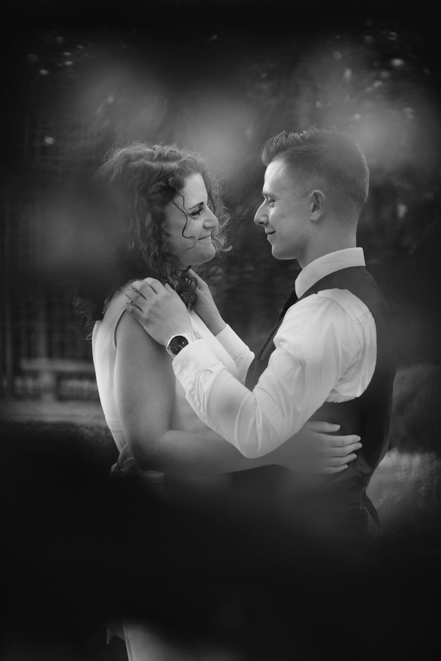 Mariage — étreinte des mariés en soirée