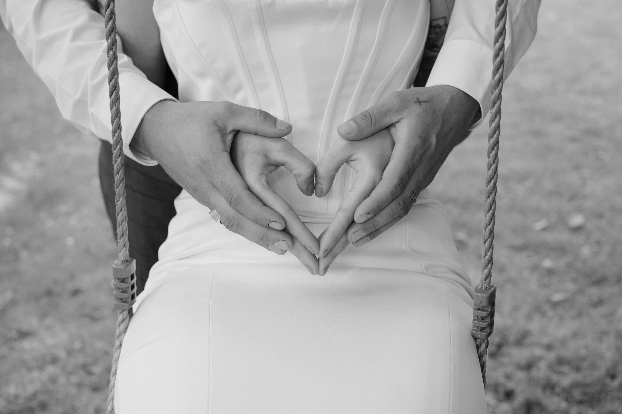 Mariage — mains en cœur
