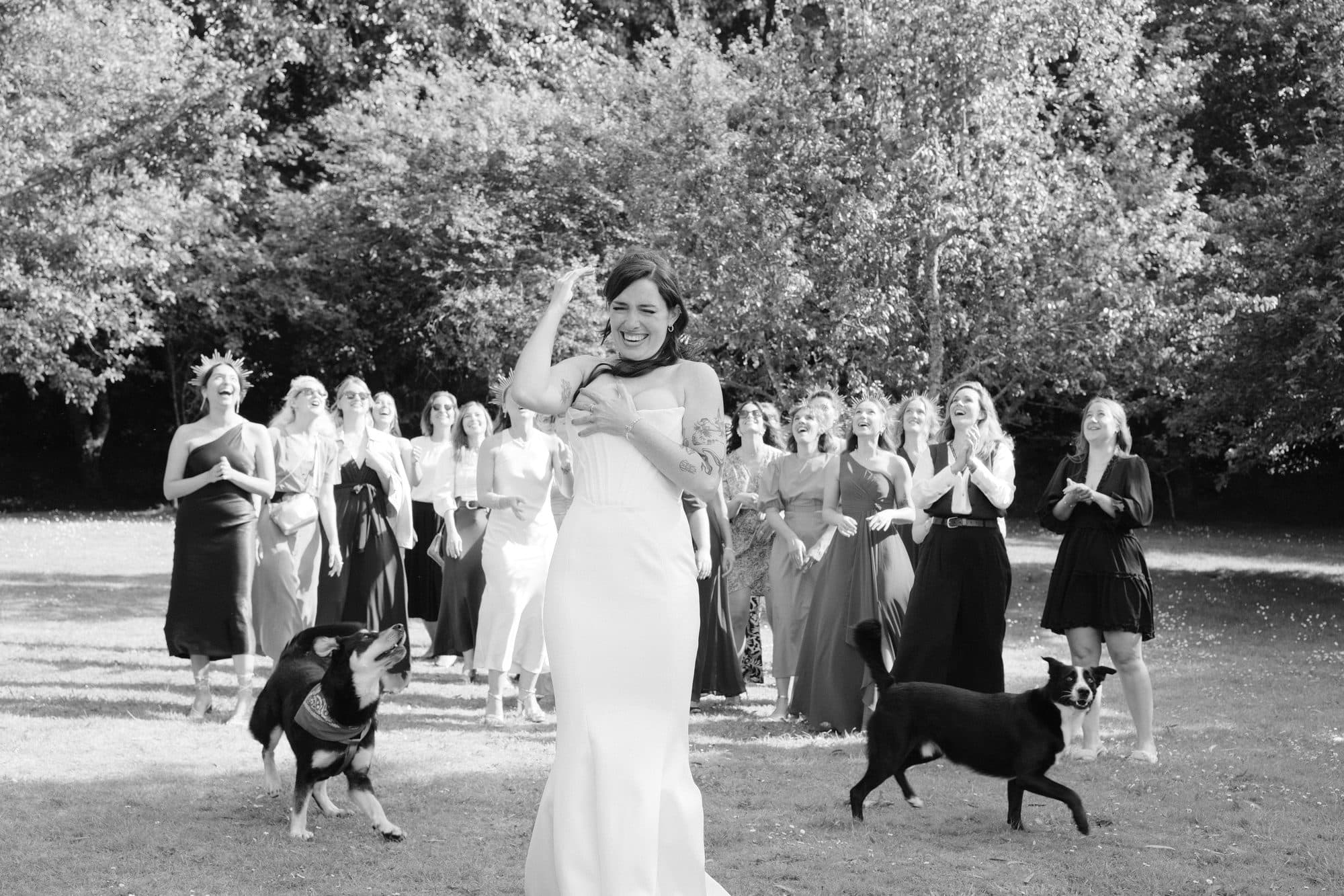 Mariage — la mariée et ses témoins