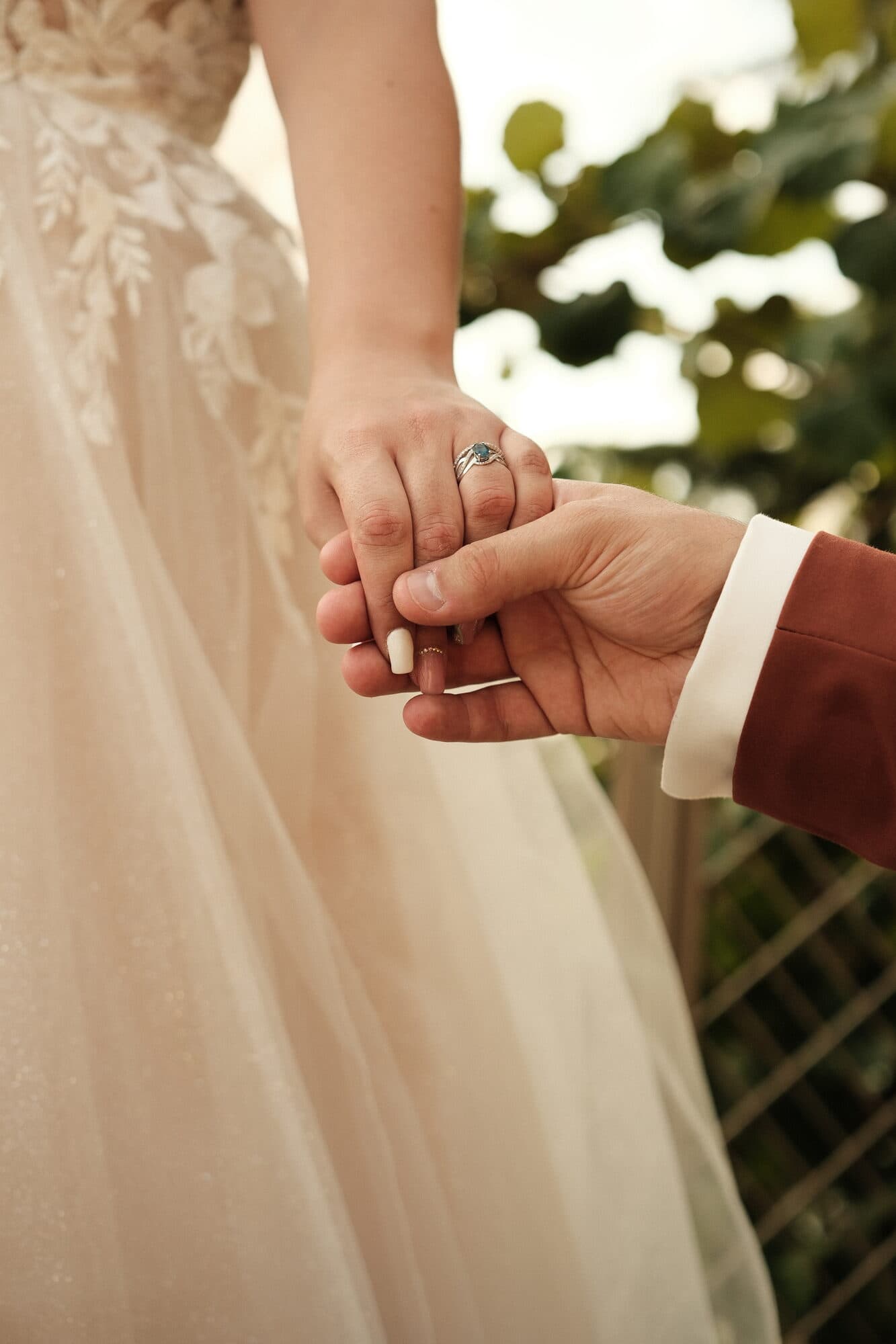 Mariage — détail des mains et de l'alliance