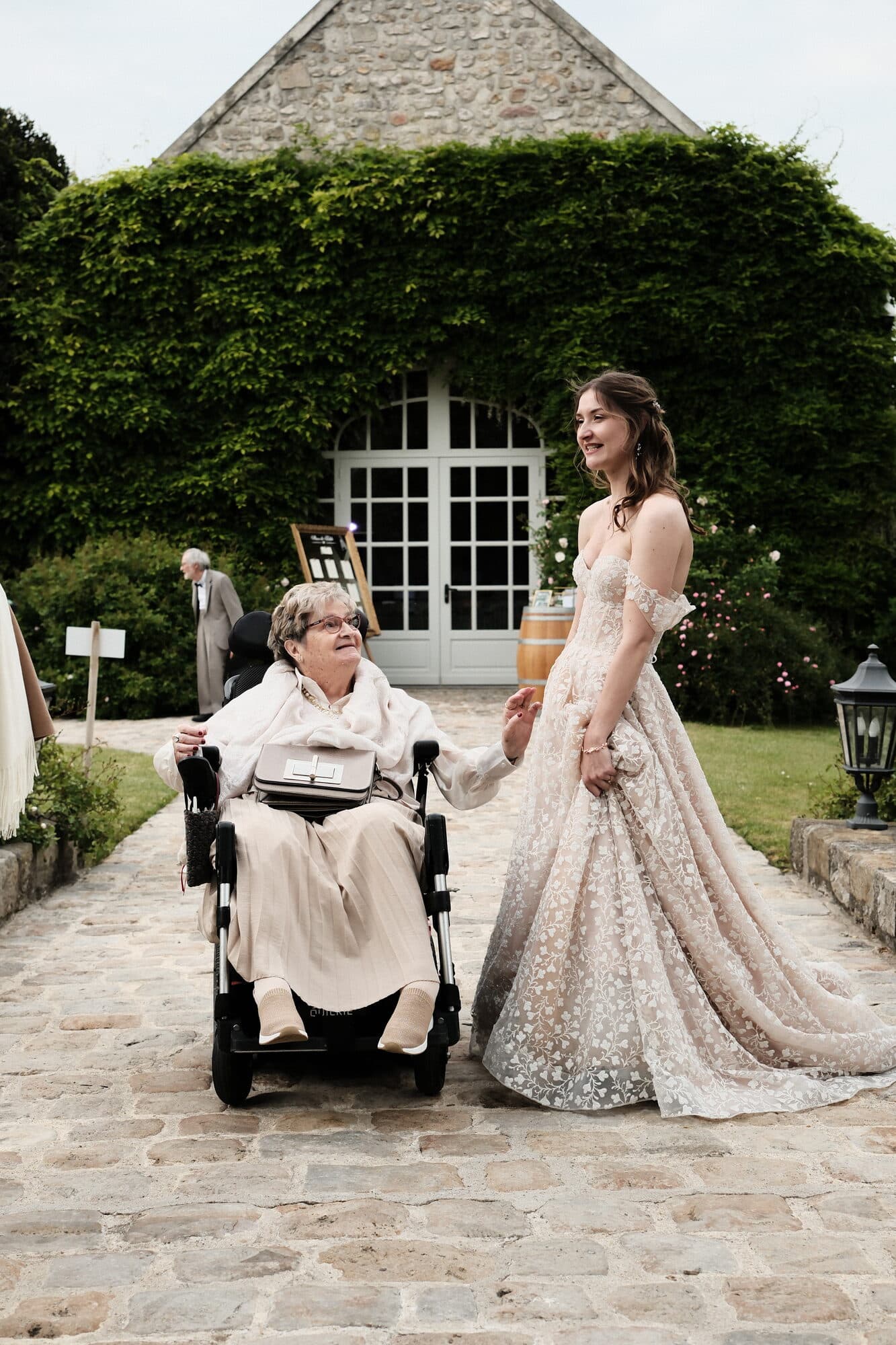 Mariage — la mariée et sa grand-mère