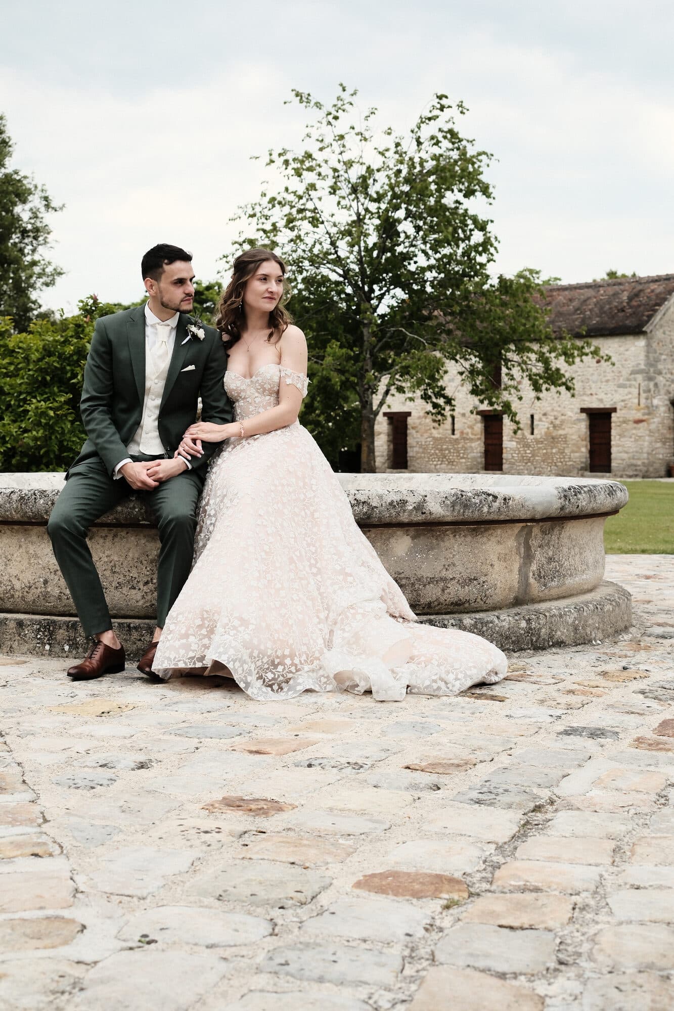 Mariage — les mariés devant la bâtisse