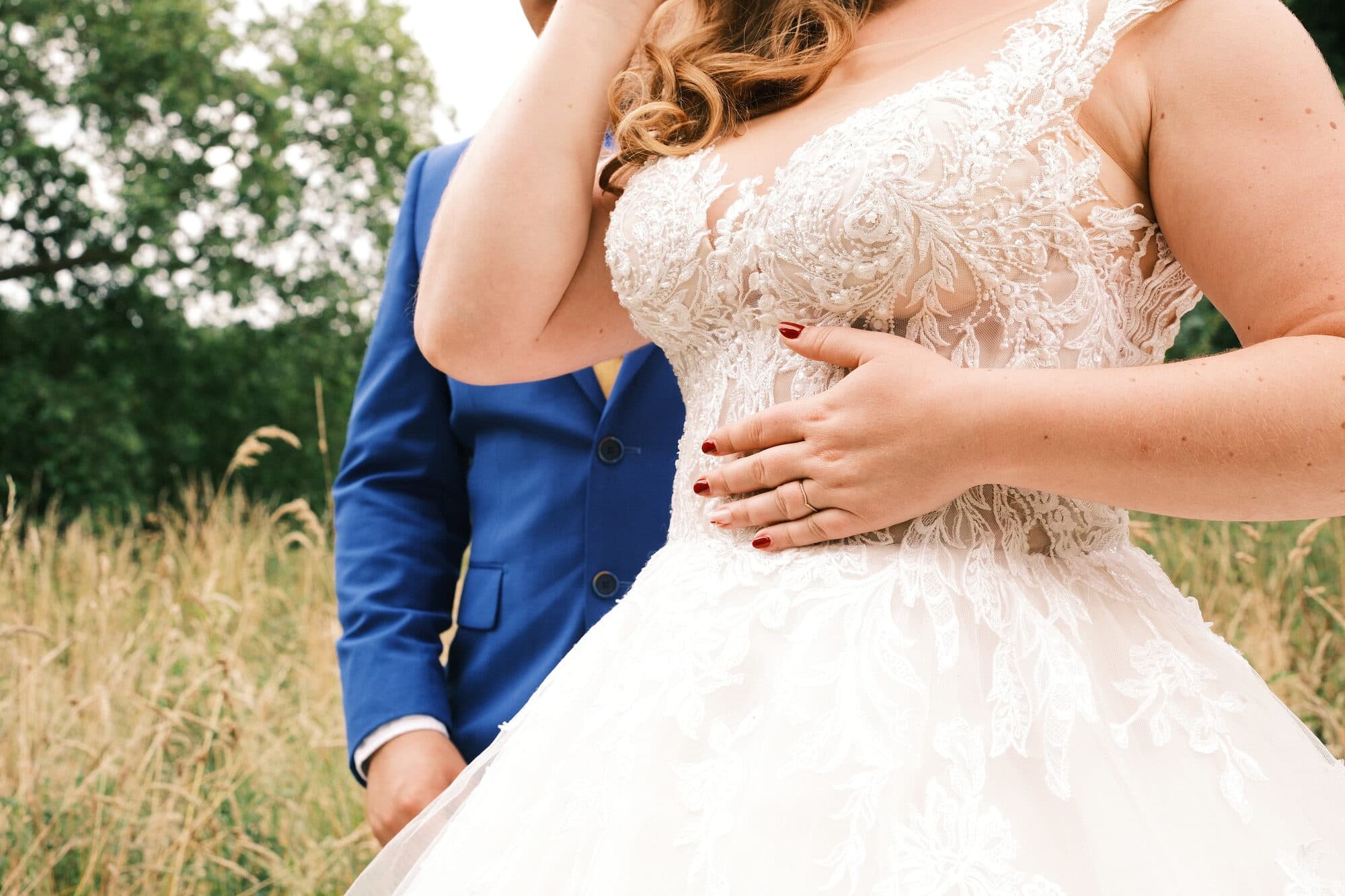 Mariage — étreinte des mariés en pleine nature