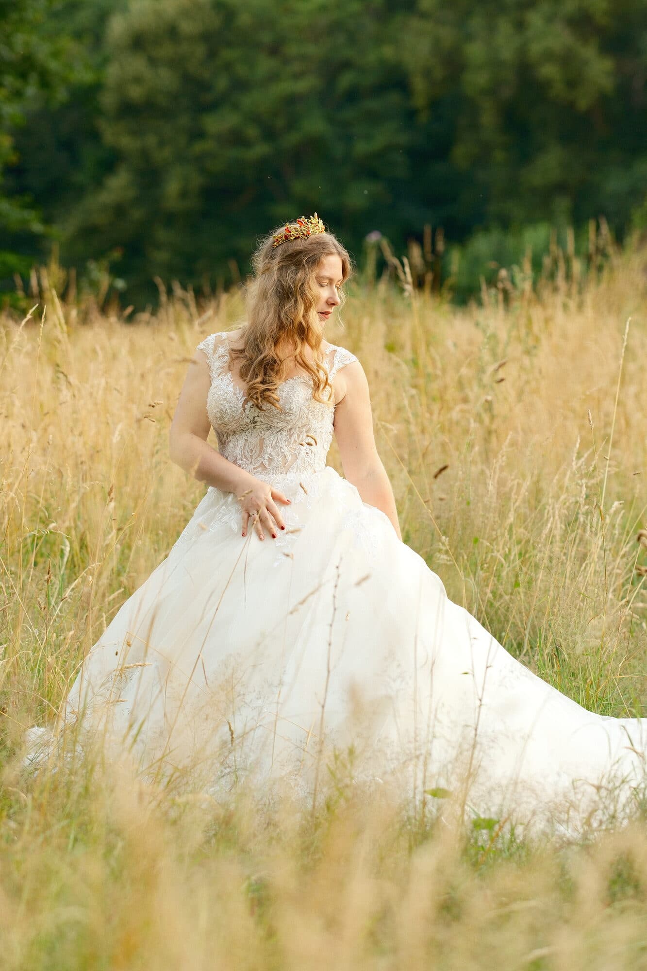 Mariage — la mariée seule dans les blés